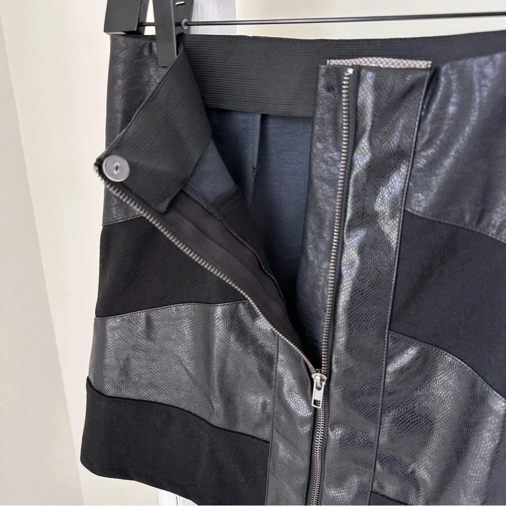 Lizard Thicket Black Faux Leather Front Zipper Mini Skirt SZ Medium
